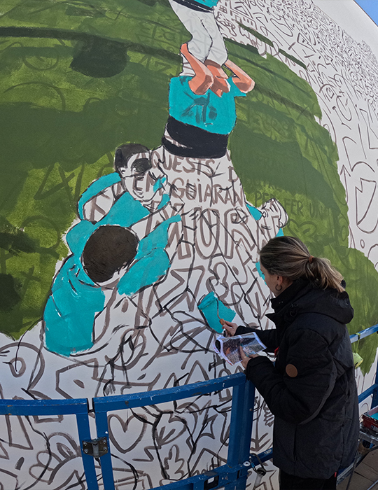 Núria Riba pintant el mural
